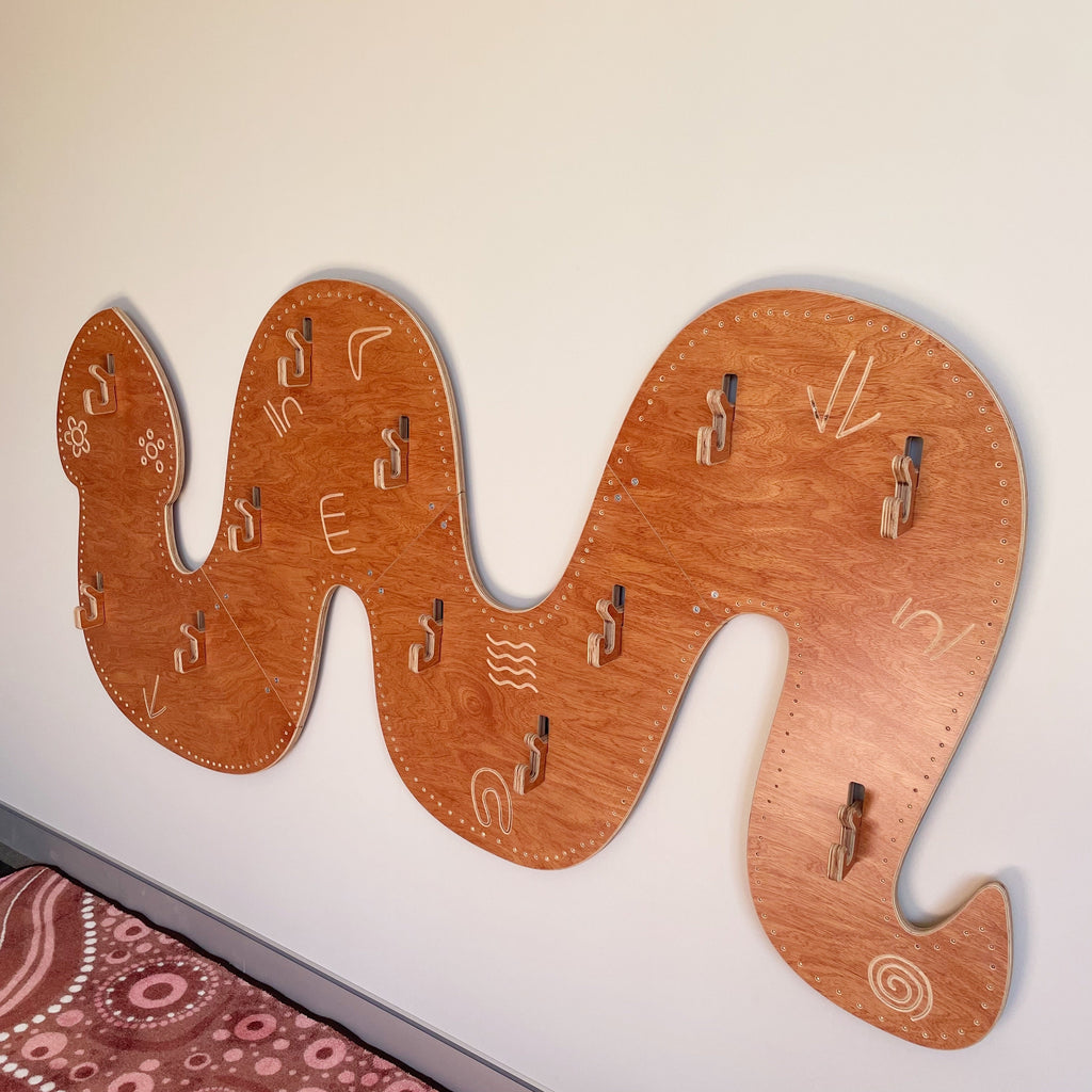 Wall Serpent Bag and Hat Hanger — pattern detail