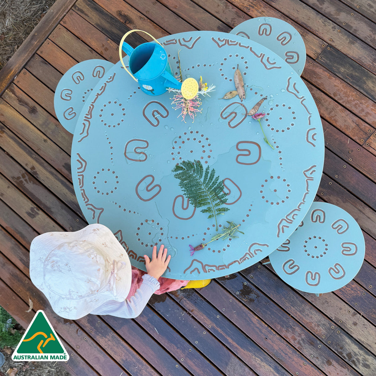 Yarning Table and Stools OUTDOOR